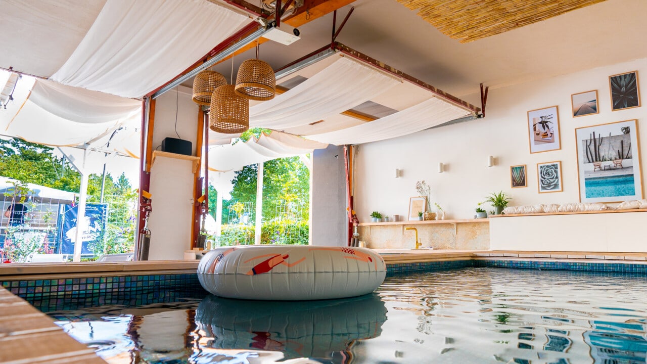 WECAUSE Innenausbau mit einem Pool