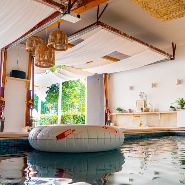 WECAUSE Innenausbau mit einem Pool