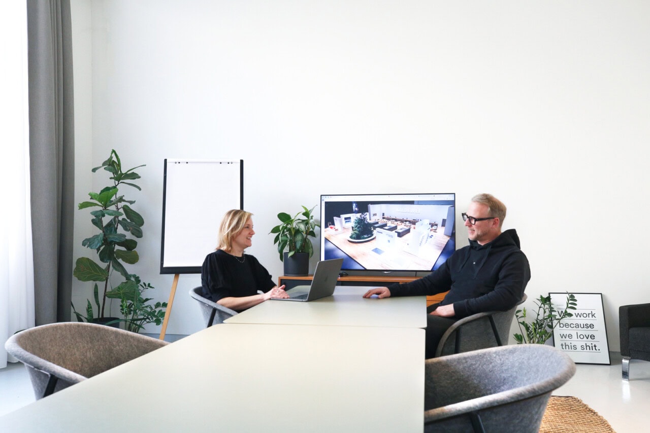 WECAUSE Meetingsituation bei Wecause in einem Besprechungszimmer