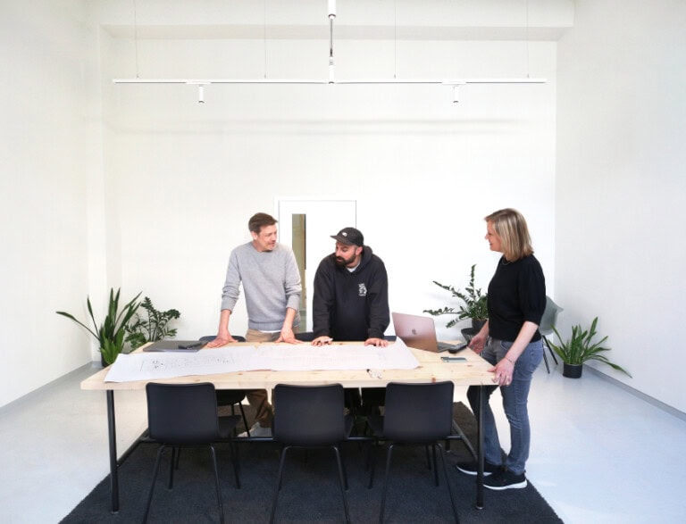 WECAUSE Besprechungssituation bei Wecause in einem Meetingraum