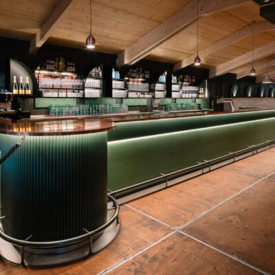 Gewerblicher Innenausbau mit Bar