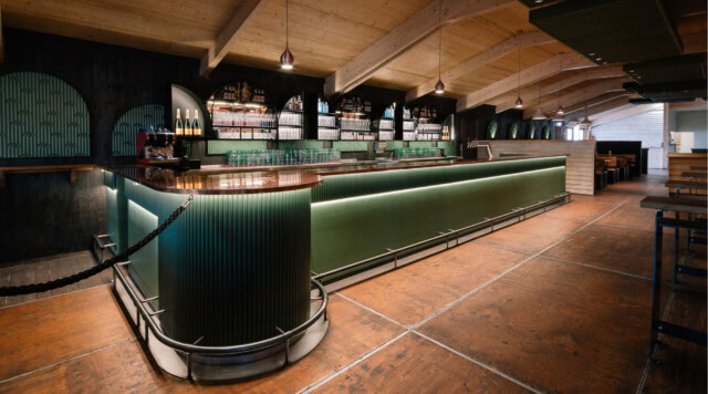 Gewerblicher Innenausbau mit Bar